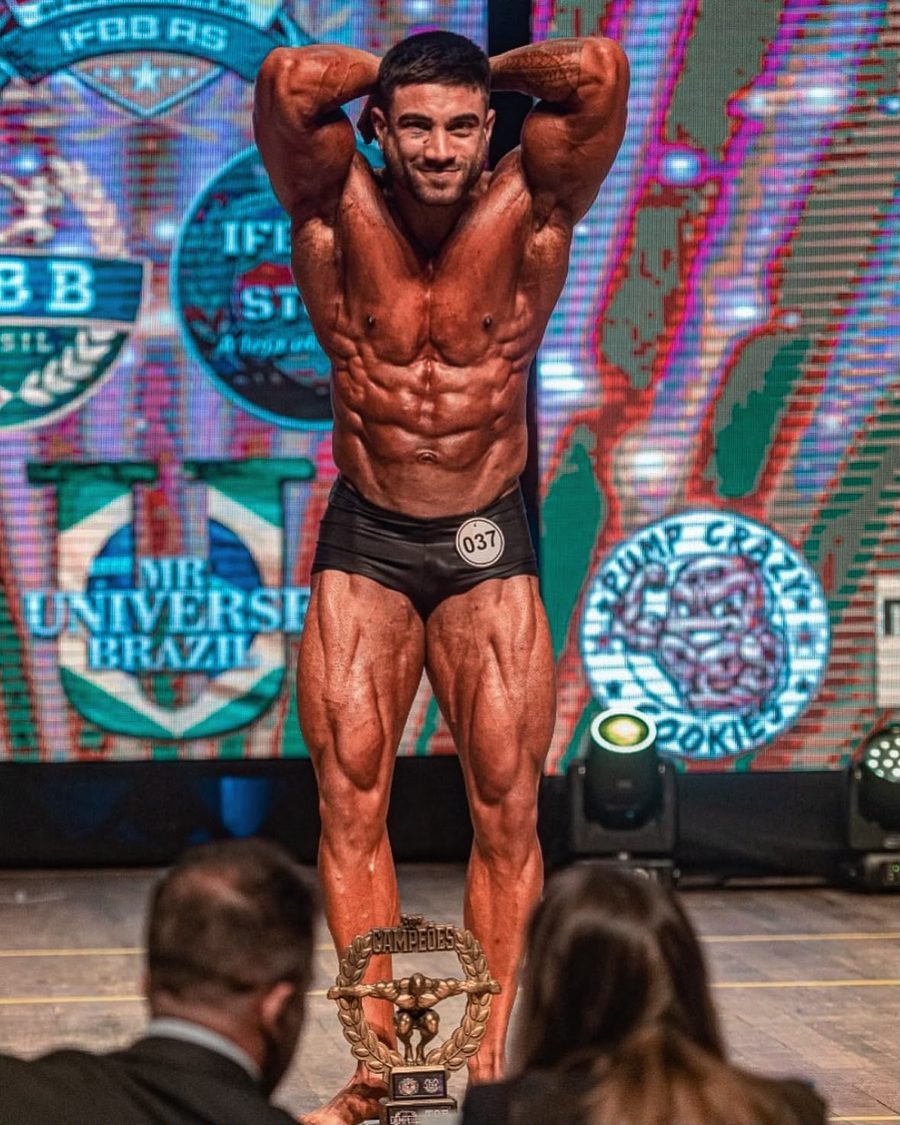 Lucio Santos no palco do Mr. Universe Brazil com o troféu de campeão